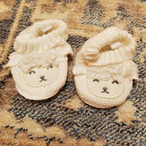 Knit baby shoes